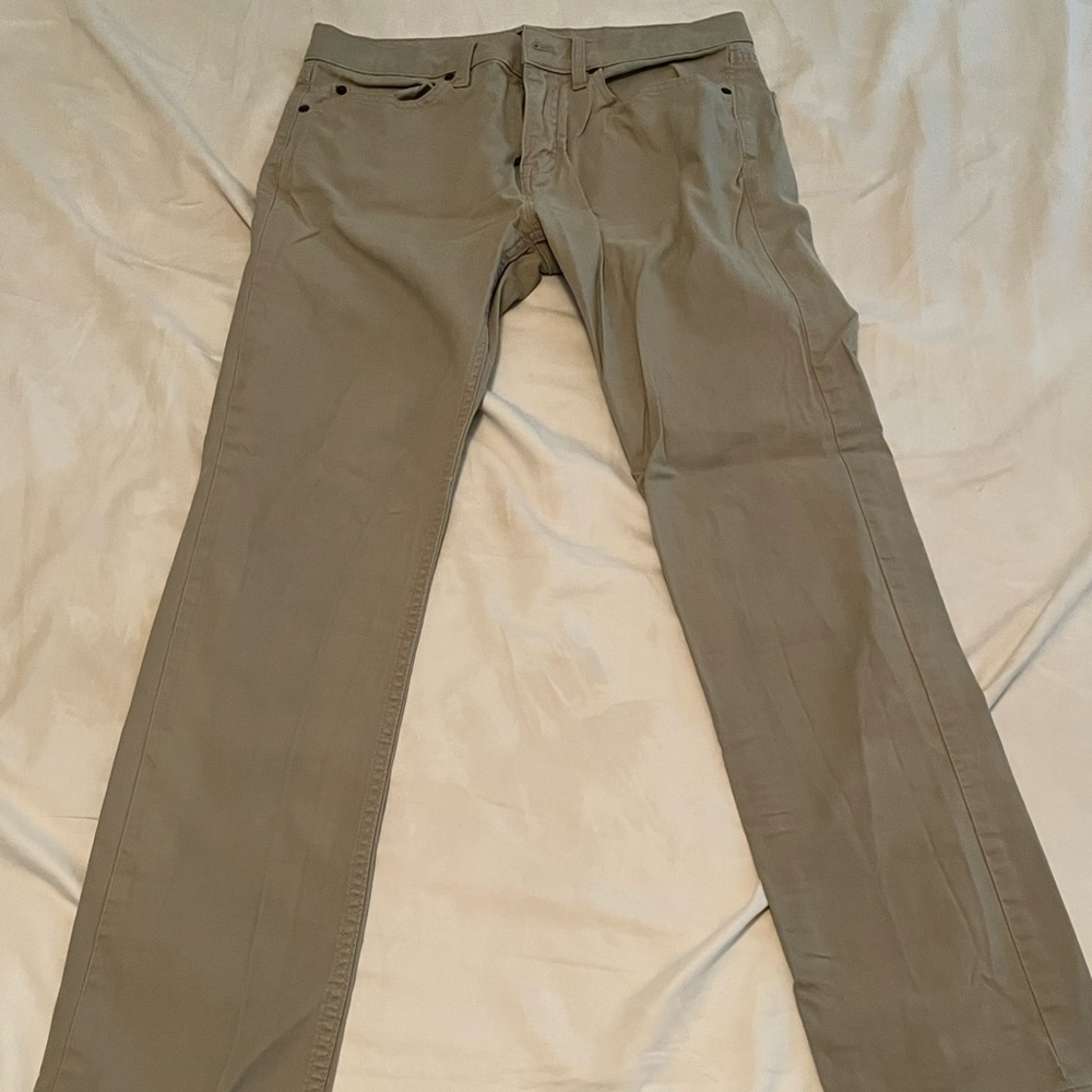 A pair of Banana Republic slim khaki pants. Size 32x32. In good condition!